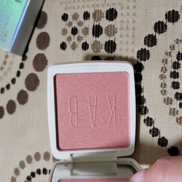 KAB Cosmetics Glow Powder in French Kiss 0.28 oz - Picture 4 of 4